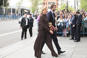 La infanta Cristina de Borbón acompañada por su hijo, Juan Valentín Urdangarín, llegan a la parroquia del Sagrado Corazón y San Francisco de Borja.