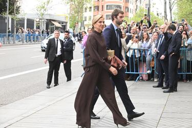 La infanta Cristina de Borbón acompañada por su hijo, Juan Valentín Urdangarín, llegan a la parroquia del Sagrado Corazón y San Francisco de Borja.