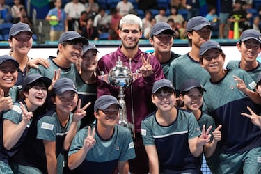 Carlos Alcaraz celebra la victoria en Tokio con los recogepelotas. 