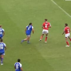 Esto solo pasa en el rugby: le deja 'grogui' con un puñetazo y lo que sucede luego es enorme