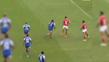 Esto solo pasa en el rugby: ¡le da un puñetazo al rival y todo acabó así!
