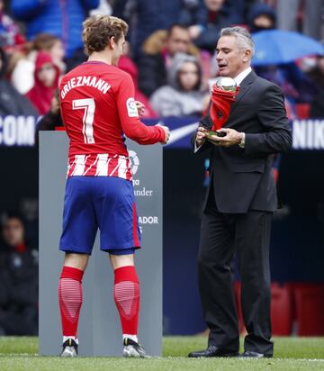 Griezmann recibe de las manos de Manolo el trofeo otorgado por LaLiga que le acredita como el mejor jugador de febrero.