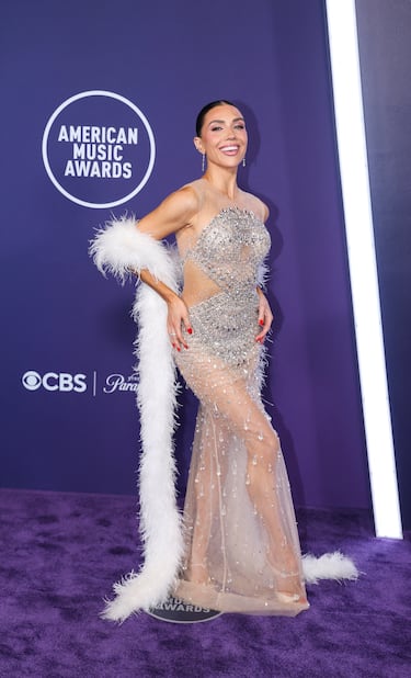 Jenna Johnson posa en la alfombra roja de los American Music Awards 2025 celebrados en Las Vegas.