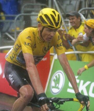 Chris Froome cruza la línea de meta.