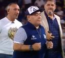 La imagen que está dando la vuelta al mundo: Maradona hizo una polémica 'gallinita'