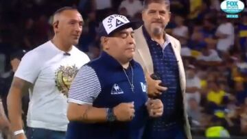 La imagen que está dando la vuelta al mundo: Maradona hizo una polémica 'gallinita'