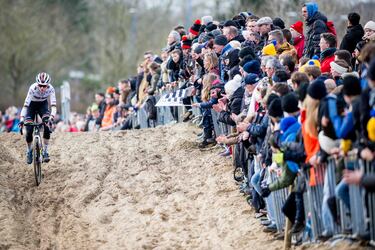 La ciclista neerlandesa Fem Van Empel desciende por una complicada pendiente de arena durante la carrera femenina Duinencross, en Koksijde, al oeste de Bélgica. La Duinencross es una clásica del calendario de ciclocross. La primera edición masculina tuvo lugar en 1969, mientras que las mujeres compitieron por primera vez en 2003.