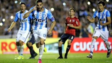 Lisandro L&oacute;pez celebra un gol con Racing en el cl&aacute;sico ante Independiente.