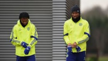Cuadrado preparando con el marfileño Drogba el juego del Chelsea en los octavos de final en Champions.