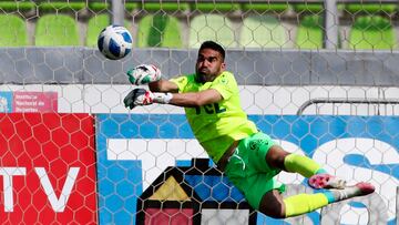 El arquero de Santiago Wanderers, Fernando Hurtado, es fotografiado durante el partido de Primera B contra Deportes Puerto Montt.