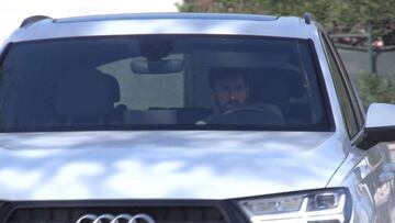 Rostros serios en la llegada de los jugadores al entrenamiento