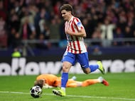 Soccer Football - UEFA Champions League - Round of 16 - First Leg - Atletico Madrid v Tottenham Hotspur - Riyadh Air Metropolitano, Madrid, Spain - March 10, 2026 Atletico Madrid's Julian Alvarez scores their third goal REUTERS/Violeta Santos Moura TPX IMAGES OF THE DAY