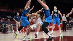 Argentina&#039;s Nicolas Laprovittola goes to the basket  past Slovenia&#039;s Luka Doncic (L) and Zoran Dragic during the men&#039;s preliminary round group C basketball match between Argentina and Slovenia of the Tokyo 2020 Olympic Games at the Saitama Super Arena in Saitama on July 26, 2021. (Photo by Aris MESSINIS / AFP)