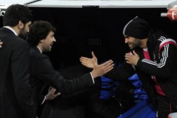 El Real Madrid de baloncesto ofreció la Copa del Rey a la afición del Santiago Bernabéu. Sergio Llull saluda a Jesé.