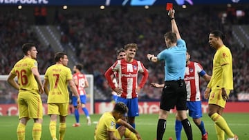 Griezmann, en el momento de ver la roja en el partido del Wanda ante el Liverpool. 