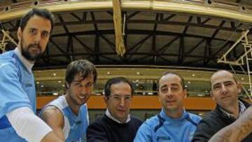 <b>RECUPERAN LA SONRISA. </b>Gabriel (veterano), English (fichaje) y Nogueira (canterano) rodean a García (presidente), Vidorreta (técnico) y Ojeda (director deportivo).