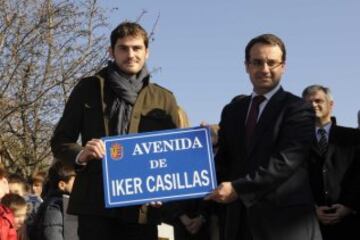 Cuenta con su propia avenida en Móstoles, una vía de 1.914 metros con la que el municipio de Móstoles quisó homenajear a su célebre vecino.