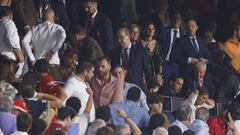 El enfado de los seguidores del Sevilla contra la directiva del club se hizo patente en el descanso del partido, con cánticos de 'Directiva dimisión'.