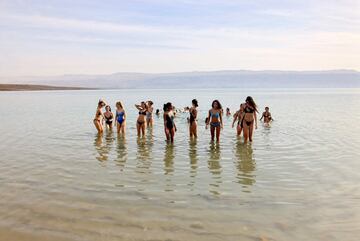 Las participantes de Miss Universo visitan el Mar Muerto cerca de Jericó, Cisjordania.