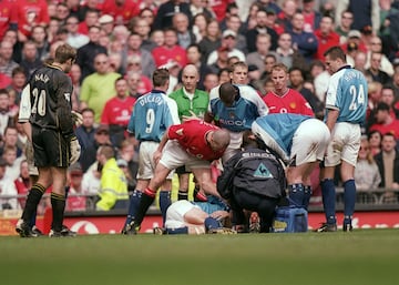 La venganza de Roy Keane, el cual se lesionó en un partido entre el Manchester United y el Leeds al intentar superar al padre de Haaland en 1997, se perpetró cinco años después. Keane le hizo una de las entradas más feas en la historia del fútbol con los tacos por delante que acabó retirando de forma prematura al padre de la estrella noruega del City.