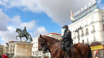Dos agentes de polic&iacute;a nacional montados a caballo vigilan las inmediaciones de la Puerta del Sol un d&iacute;a antes del t&eacute;rmino del estado de alarma, en Madrid (Espa&ntilde;a), a 23 de octubre de 2020. Las dos medidas m&aacute;s significat