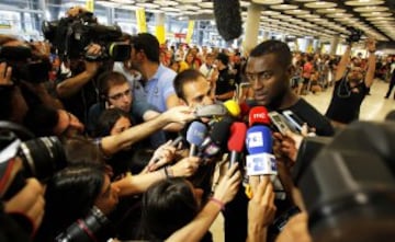 El colombiano Jackson Martínez, delantero del Atlético de Madrid, se fotografía con aficionados a su llegada esta tarde al aeropuerto Adolfo Suárez-Barajas de Madrid. Martínez ha sido traspasado desde el Porto a cambio de la cantidad de su cláusula de rescisión, 35 millones de euros.