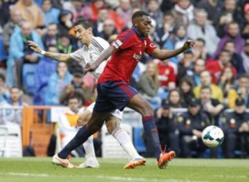 El jugador argentino del Real Madrid Angel Di María y Raoul Loé.