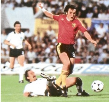 La final de la Eurocopa de Italia 1980 la jugaron Alemania Federal y Bélgica.
Los belgas fueron bautizados como los 'Diablos Rojos' por el ímpetu de su juego, aunque acabaron perdiendo 2-1 ante los alemanes.  Penalti de Stielike a Van Der Eycken.