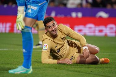 Ferran Torres tumbado en el césped del estadio José Zorrilla.