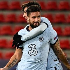 Giroud salva el liderato en el 90