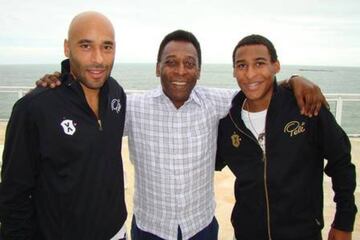 Pelé ha sido uno de los mejores jugadores de la historia, siempre ha llamado la atención su capacidad para hacer goles, lo normal hubiera sido que alguno de sus hijos hubiera sido delantero, sin embargo, su hijo Edinho optó por la portería. A pesar de la alargada sombra de su padre, Edinho consiguió hacer carrera en el mundo del fútbol, aunque fue corta ya que se retiró con 29 años.