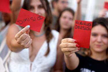 Con tarjetas rojas y pancartas reivindicativas los manifestantes piden la dimisión del presidente de la RFEF, Luis Rubiales.