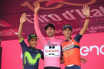 Dumoulin flanked by Nairo Quintana (left) and third placed Vincenzo Nibali.