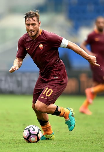 Francesco Totti es un claro ejemplo de 'One club man'. Llegó a las categorías inferiores de la Roma en 1989 después de que su madre rechazara una estupenda oferta del Milán. Desde entonces, se ha convertido en el buque insignia del equipo romano. Todavía sigue en activo como capitán del equipo de su vida.