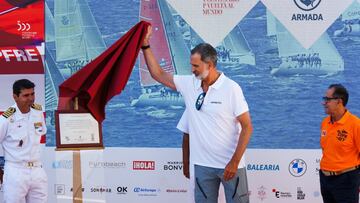 La Comisi車n Naval de Regatas de la Armada al lado de la Copa