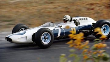 John Surtees, con el Ferrari azul en el GP de Estados Unidos de 1964.