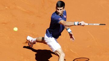 Novak Djokovic devuelve una bola ante Rafa Nadal en las semifinales del Mutua Madrid Open.