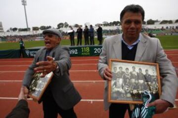 Defendiendo a Wanderers fue nominado para su primer Mundial, el de 1966. En Valparaíso es ídolo y el nuevo estadio lleva su nombre.