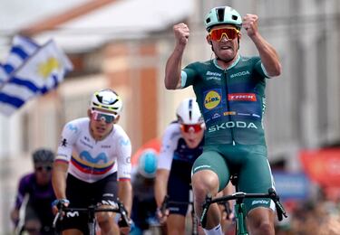 Mads Pedersen celebra la victoria de etapa.