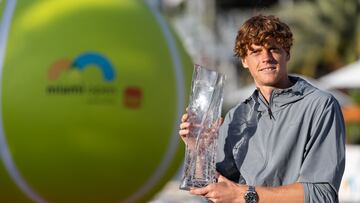 MIAMI GARDENS, FLORIDA - MARCH 31: Jannik Sinner of Italy poses with the Miami Open men's trophy at Hard Rock Stadium on March 31, 2024 in Miami Gardens, Florida.   Brennan Asplen/Getty Images/AFP (Photo by Brennan Asplen / GETTY IMAGES NORTH AMERICA / Getty Images via AFP)