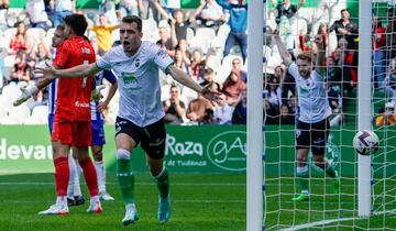 Íñigo Vicente, del Racing, celebrando un gol frente a la Ponferradina.