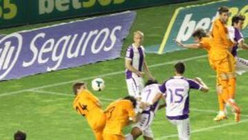 El Valladolid marcó el 1-1 en un remate de Osorio en el que Illarramendi se echó hacia atrás dejando pasar el balón...