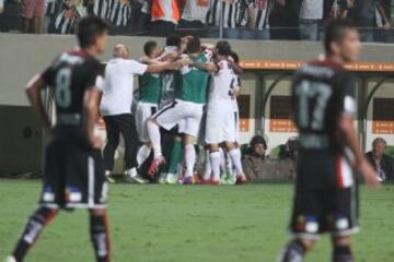 Atlético Mineiro celebra el segundo gol de Rafael Carioca.