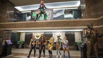 Asuka salta sobre Shayna Baszler, Nia Jax, Dana Brooke, Lacey Evans y Carmella en Money in the Bank.