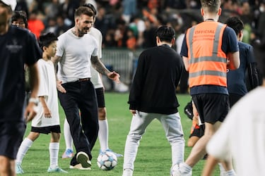 Lionel Messi packs Hong Kong stadium for training session