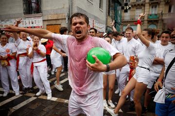 Los San Fermines vuelven tras dos años de parón debido a la pandemia. El exjugador de fútbol Juan Carlos Unzué prenderá la mecha del cohete inaugural. “Bienvenidos a las fiestas más grandes del mundo" ha sido el mensaje de la ciudad.