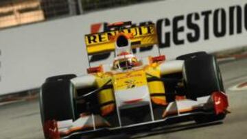 Hamilton lidera los libres con Alonso 15º