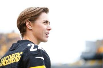 Megan Klingenberg, de la selección femenina de fútbol de EE.UU.que en verano se proclamó campeona mundial, estuvo de invitada en el Steelers-Cardinals, y estuvo a un tris de acabar jugando de quarterback de los de Pittsburgh tras la lesión de Vick. Al final decidieron darle la oportunidad a Landry Jones.