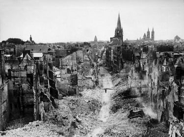 Tras el desembarco en Normandía, Caen se convirtió en un objetivo clave para los aliados. Aunque se esperaba tomarla en un día, la resistencia alemana prolongó la batalla durante seis semanas. Las fuerzas británicas lanzaron ofensivas como Epsom y Goodwood, mientras la ciudad sufría intensos bombardeos. Más del 70% de Caen fue destruido y cientos de civiles murieron. Finalmente, el 20 de julio, los aliados lograron tomar la ciudad, encontrando solo escombros y silencio.