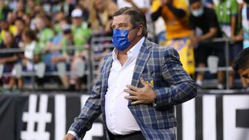 Miguel Herrera en un partido de Tigres